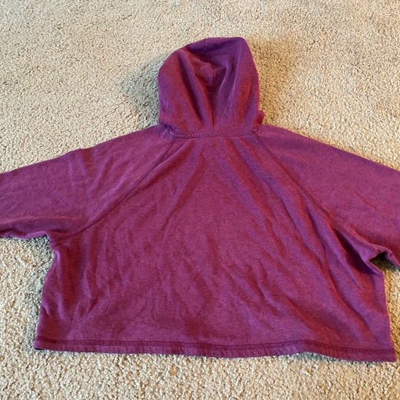 h&m burgundy cropped sweatshirt - Picture 2 of 3